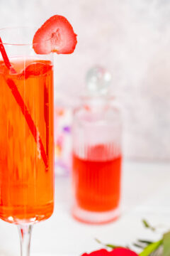 Strawberry Crush Cocktail - Mixop