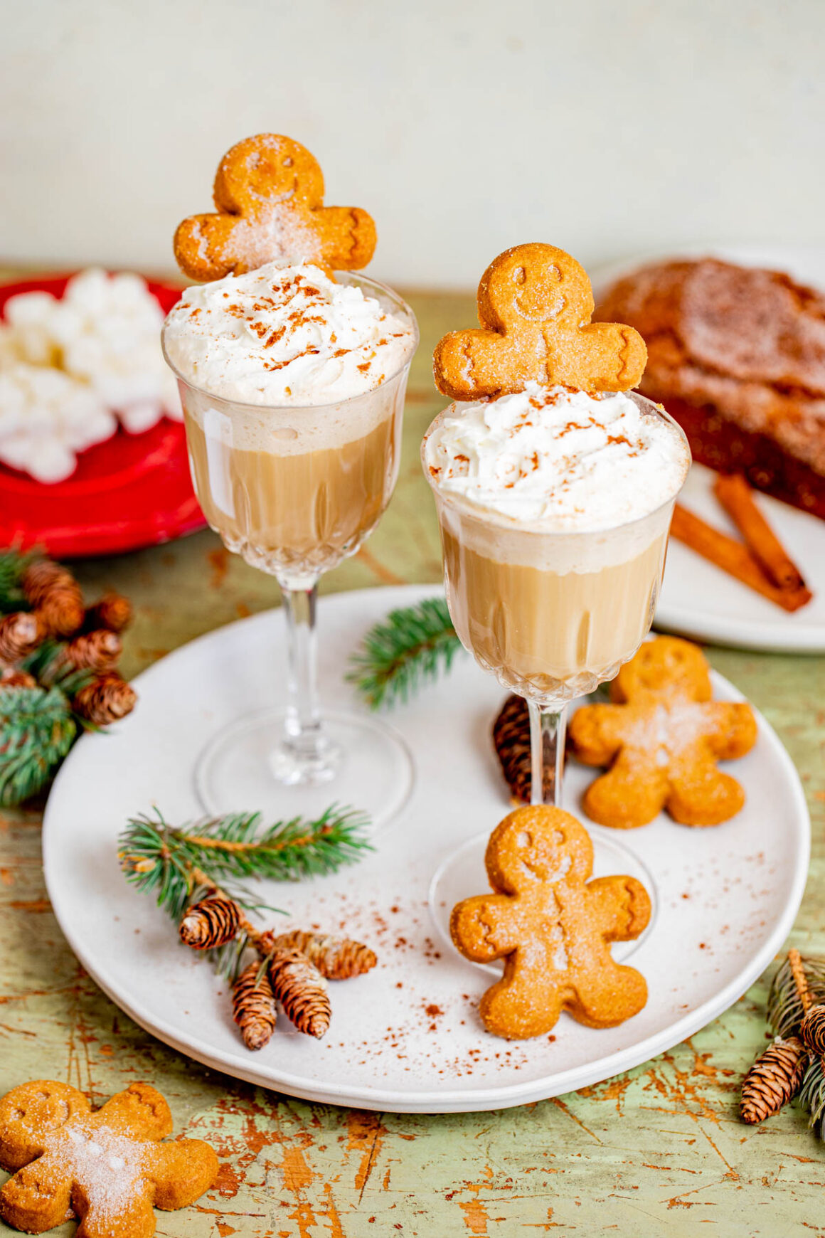 The hot coffee or espresso is then mixed with the gingerbread syrup, creating a harmonious blend of flavors.