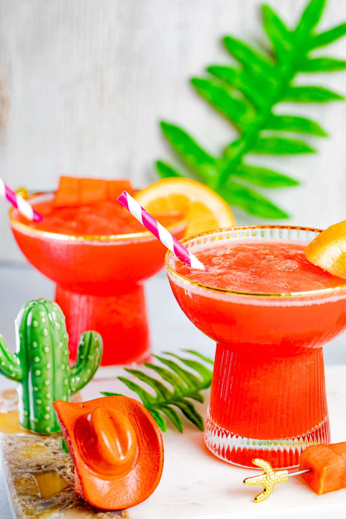 This tropical and refreshing Watermelon Margarita recipe is perfect for this summer that is just around the corner, enjoy its bright red color and its fresh flavor mixed with tequila to make the perfect match!