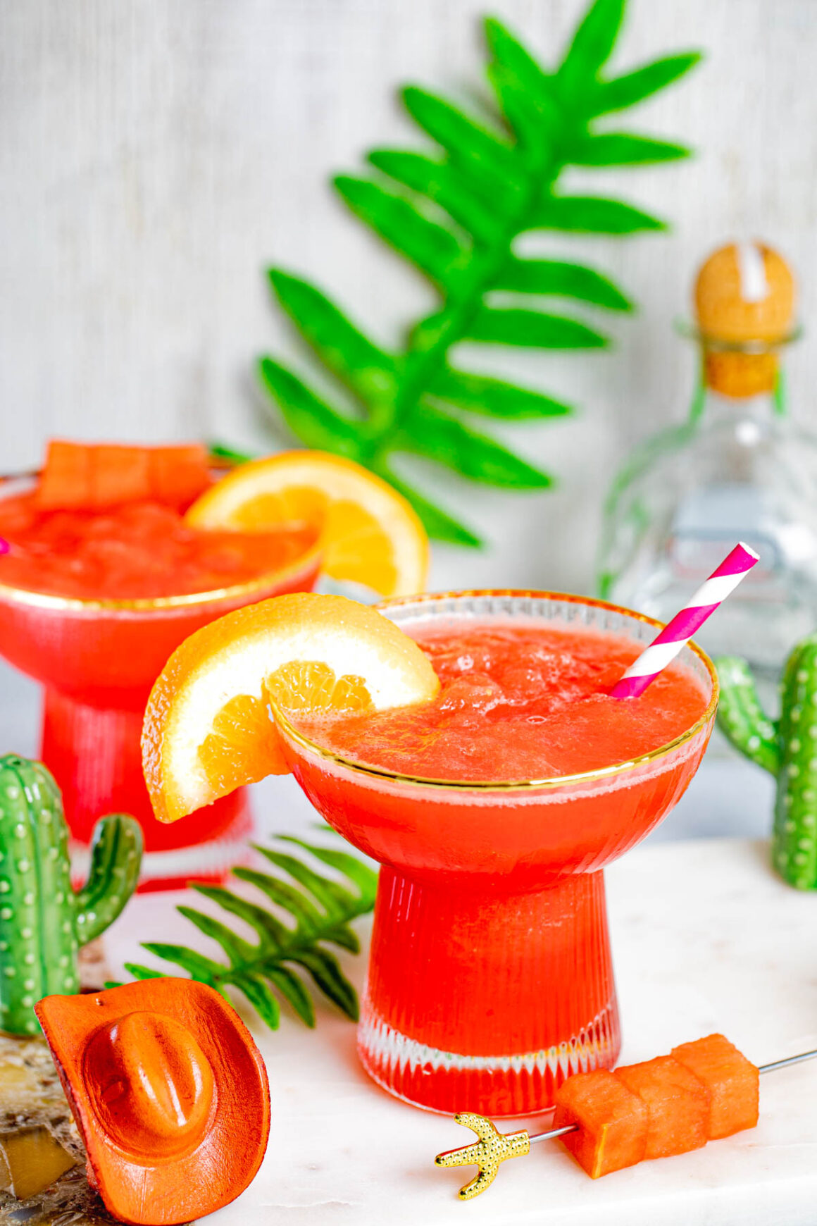 This tropical and refreshing Watermelon Margarita recipe is perfect for this summer that is just around the corner, enjoy its bright red color and its fresh flavor mixed with tequila to make the perfect match!