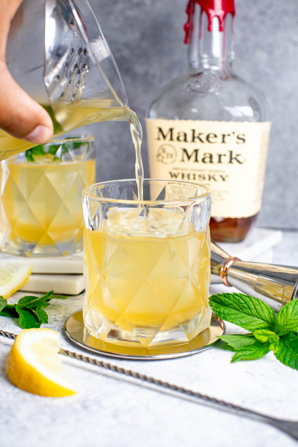 Whiskey Smash is a recipe for lovers and non-lovers of this distillate, it is simple but with a lot of flavors!