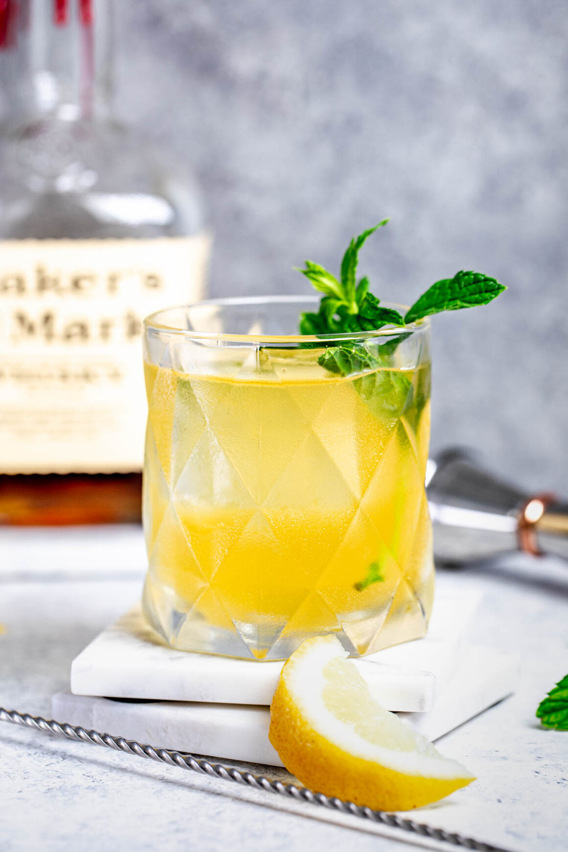 Whiskey Smash is a recipe for lovers and non-lovers of this distillate, it is simple but with a lot of flavors!