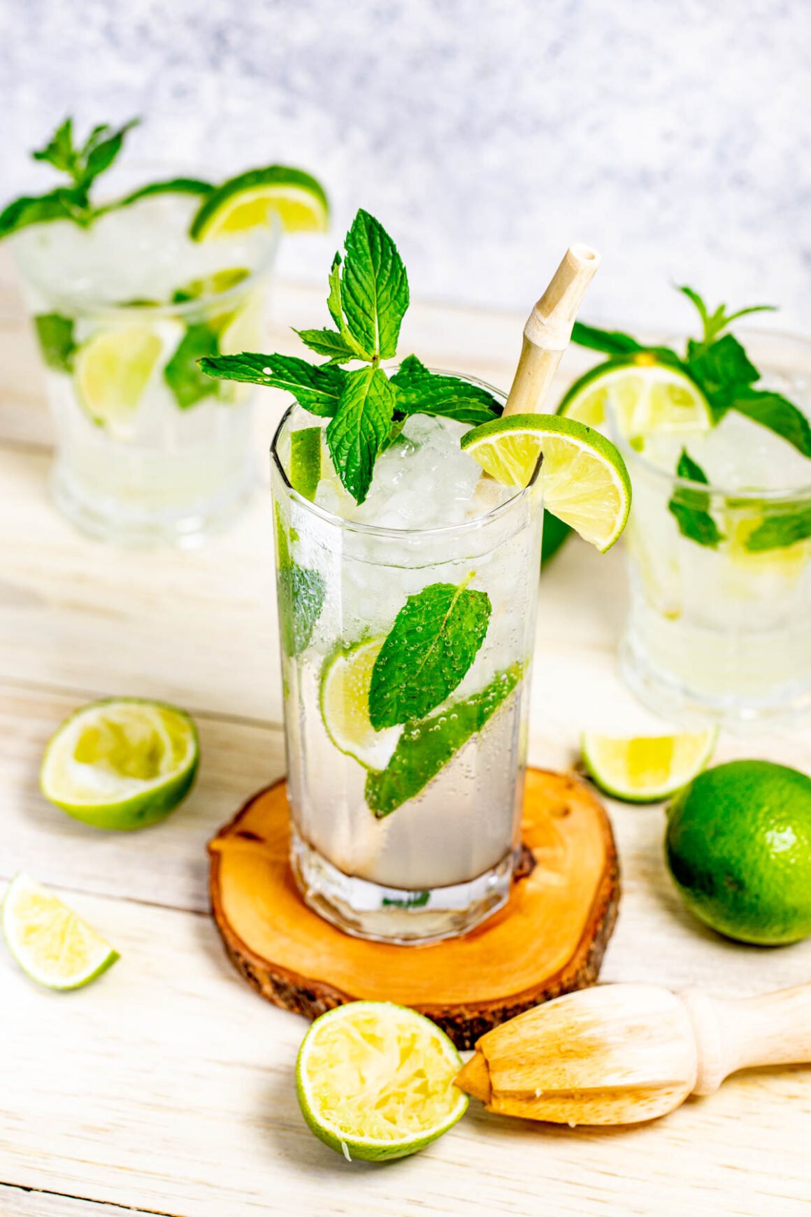 Classic Mojito It is a popular recipe for its balanced tangy flavor mixed with fresh mint and a bubbly end that make a perfect cocktail for this hot summer!